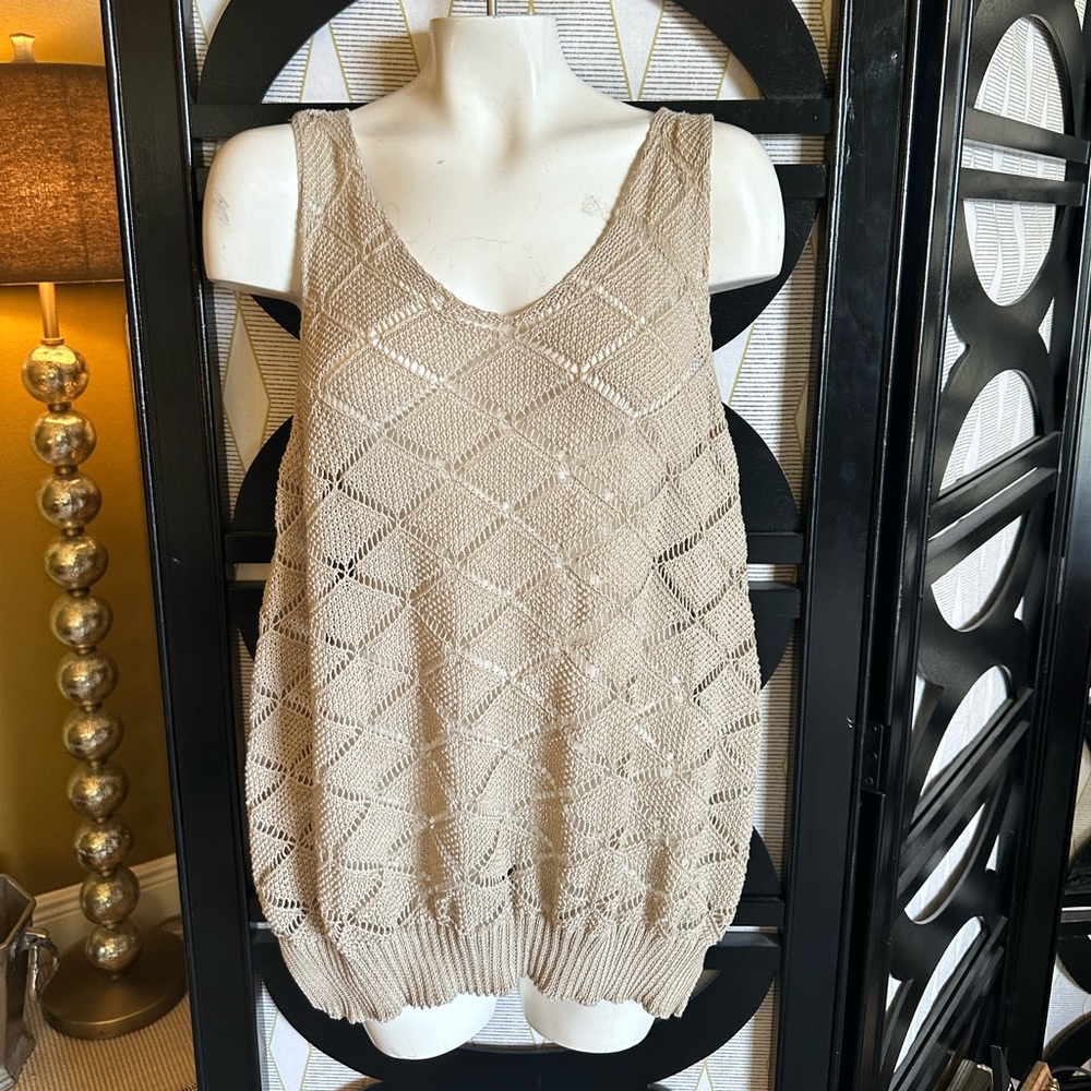 Sleeveless Knit Tan Pull On Lightweight Diamond Pattern Sweater.